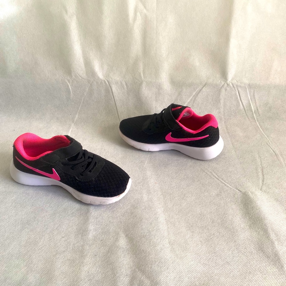 Girl Nike black and pink sneakers